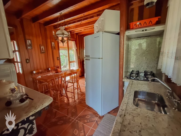 Chalé europeu com vista para natureza no interior