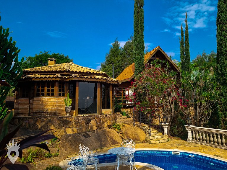 Casa Europea con Chimenea y Piscina en Indaiatuba